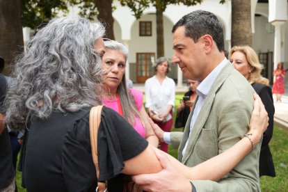 El presidente de la Junta de Andalucía, Juanma Moreno, se reúne con madres de cuidados paliativos.