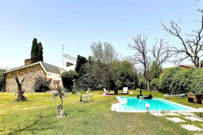 Piedra vista, techos altos y una piscina enmarcada por la naturaleza: esta casa rústica lo tiene todo para desconectar sin renunciar al estilo