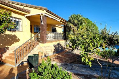 Estética libre, vegetación y piscina: el espíritu bohemio de esta finca te atrapa desde el primer chapuzón