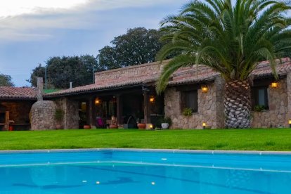Piscina privada y un comedor exterior que parece sacado de Pinterest: el escenario perfecto para un finde en modo relax total