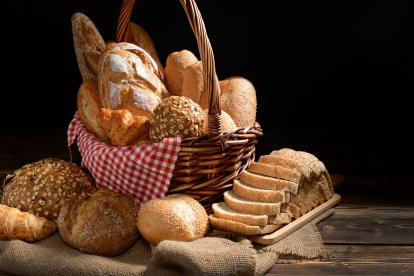 Cesta con diferentes tipos de pan.