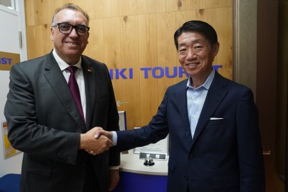 El consejero de Turismo, Arturo Bernal, con el representante de MIKI Travel en Tokio.