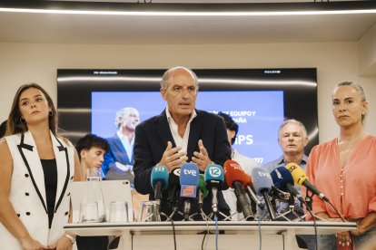 Francisco Camps, la ex alcaldesa de Alicante, Sonia Castedo (derecha) y la concejala de Agricultura, Medio ambiente, Juventud y Turismo en La Pobla de Vallbona, Inés Peiró (izquierda)