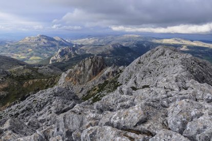 Alfarnatejo está encajado entre estas impresionantes montañas, conocidas como el 'Pirineo andaluz'.