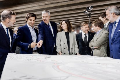 Isabel Díaz Ayuso, José Luis Martínez Almeida y el piloto de Fómula 1, Carlos Sainz, durante la presentación del circuito de Fórmula 1 Madring.