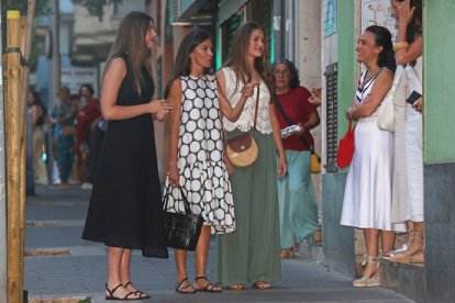La Reina Letizia, la Princesa Leonor y la Infanta Sofía llegan al cine Rivoli para ver En un lugar de la mente.