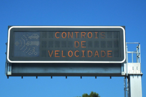 Imagen de archivo de una señal de radar fijo, similar a las que se encuentran en las carreteras de Extremadura con alta incidencia de multas por exceso de velocidad.