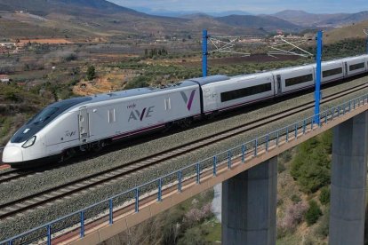 Tren AVE a su paso por un puente.