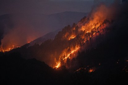 Avance del fuego, a 26 de agosto de 2025, en Cañones del Sil, Lugo, Galicia (España).