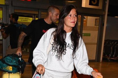 Miri Pérez Cabrero pone rumbo a Honduras sonriente pero silenciosa.