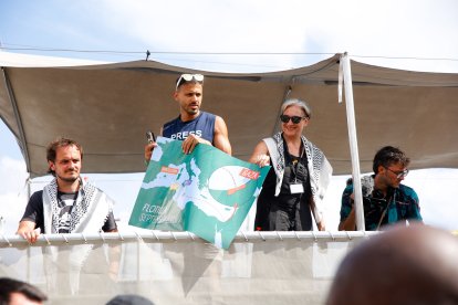La ex alcaldesa de Barcelona Ada Colau durante la despedida a la Global Sumud Flotilla en el Puerto de Barcelona hacia Gaza