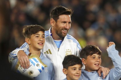 Messi junto a sus hijos antes del partido