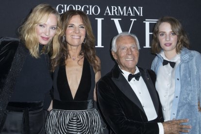 Roberta y Giorgio Armeni junto a Uma Thurman y su hija.