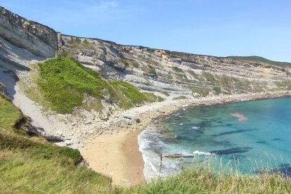 Playa solitaria en los acantilados de Santa Justa, Cantabria.