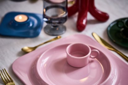 El rosa chicle se convierte en el nuevo clásico navideño: así juega IKEA con el color en su mesa festiva.