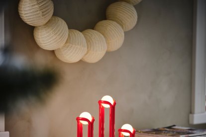 Una nueva forma de iluminar la Navidad: curvas rojas que rinden homenaje al candelabro tradicional sueco.