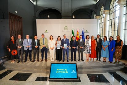 El presidente de la Junta de Andalucía, Juanma Moreno, preside la foto de familia durante la presentación de la futura Ley de la Vivienda de Andalucía.