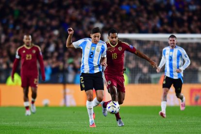 Nahuel Molina suma minutos con la selección