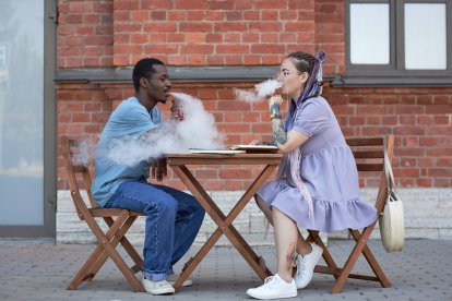 Jóvenes fumando en la Universidad