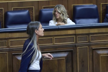 La portavoz de Junts en el Congreso, Miriam Nogueras, pasa por delante de la vicepresidenta segunda y ministra de Trabajo, Yolanda Díaz.