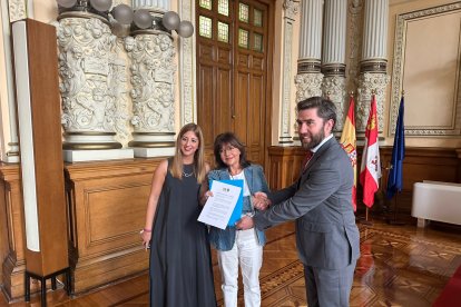 Carolina del Bosque, Carmen Cabestany (presidenta de NACE) y el edil de Hacienda de Valladolid, Francisco Bllanco.