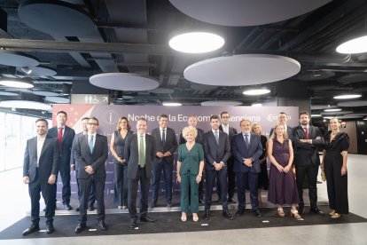 Foto de familia al inicio del acto entre los representantes políticos, sociales y los premiados en la noche de la economía valenciana.