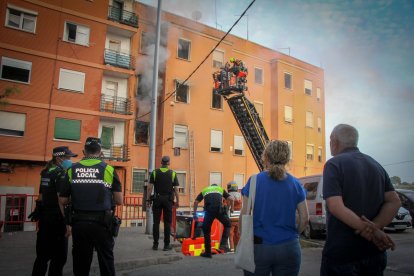 Incendio de un edificio en Torrent afectado por la dana
