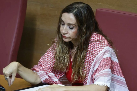 La diputada de Compromís, Isaura Navarro, con el pañuelo de Jordania en las Cortes Valencianas