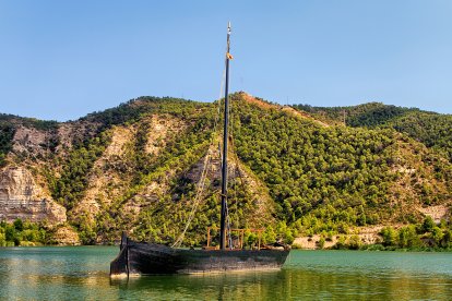 Las rutas en barco por el embalse permiten explorar el entorno natural donde el antiguo Fayón quedó sumergido y conocer su historia desde el agua.