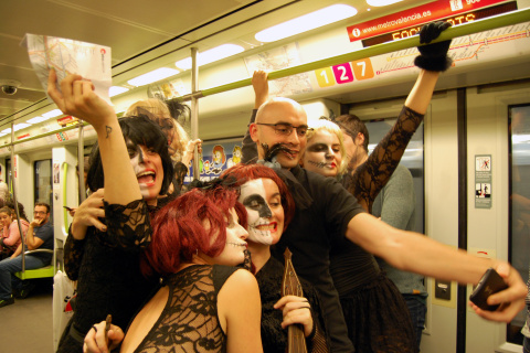 Usuarios del metro en la noche de Halloween
