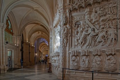 La luz del gótico inunda el interior de la Catedral de Burgos, joya universal del siglo XIII.