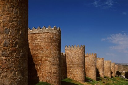 La imponente muralla de Ávila, símbolo de la ciudad y testimonio vivo del medievo.