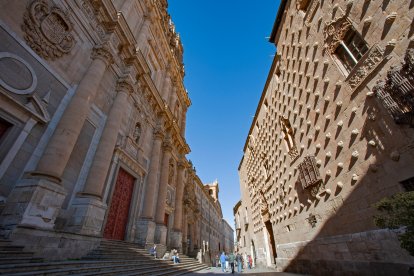 La Clerecía y la Casa de las Conchas, dos iconos que resumen la esencia monumental de Salamanca.