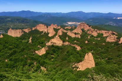 Vista aérea de Las Médulas, el espectacular paisaje rojizo que dejó la antigua minería romana.