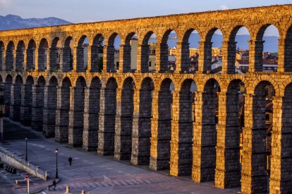 El acueducto de Segovia, legado romano que domina el corazón de la ciudad.