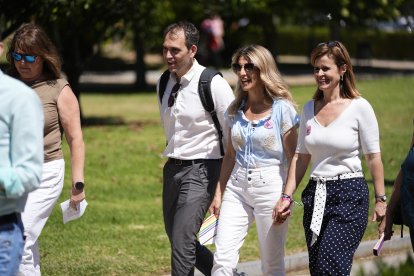 La vicepresidenta segunda del Gobierno y ministra de Trabajo, Yolanda Díaz, con Esperanza Gómez en Sevilla.