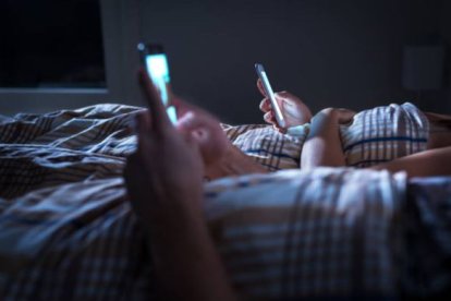 Mirar en móvil en la cama