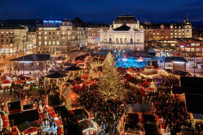 El pueblo navideño de la Sechseläutenplatz ilumina Zúrich con su pista de patinaje y chalets de invierno.