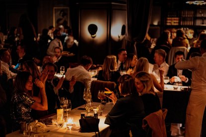 Ambiente nocturno en TATEL: música, copas y una energía que nunca se apaga.