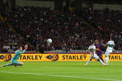 Lamine Yamal define ante Iñaki Peña para marcar 1-0