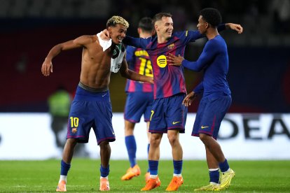 Los canteranos Lamine Yamal, Marc Casado y Alejandro Balde celebran la victoria