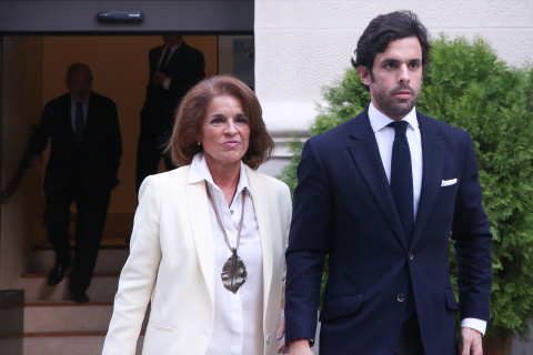 Alonso Aznar con su madre Ana Botella.