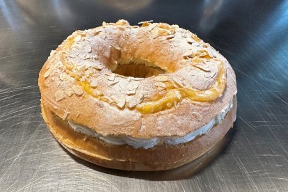 La Corona de la Almudena en su versión tradicional: masa esponjosa, nata montada natural y cobertura de almendra fileteada y azúcar glas.