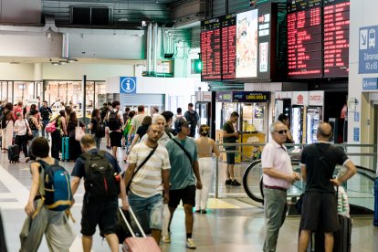 (Foto de ARCHIVO)
Varias personas con maletas caminan en la Estación de autobuses Méndez Álvaro 01/8/2025