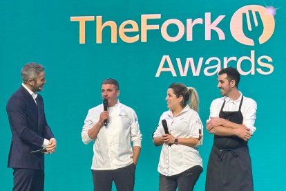 Rocío Parra, Rafa Soler y Xune Andrade junto al presentador de la gala, Roberto Leal.