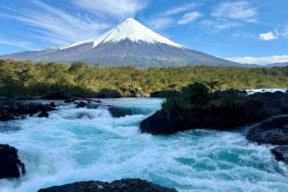 Excursión con BirdsChile a los Saltos del Petrohué del P.N. Vicente Pérez Rosales, con vistas al volcán Osorno.