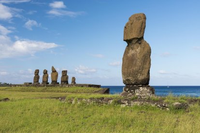 Moáis vigilando el horizonte en Rapa Nui, misteriosos guardianes de piedra frente al Pacífico infinito.