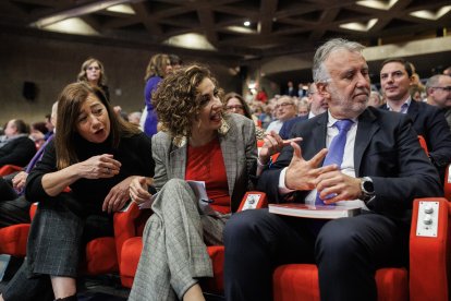 Francina Armengol y Ángel Víctor Torres junto a María Jesús Montero en un acto de UGT.