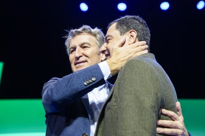 Feijóo abraza a Moreno en el Congreso del PP-A.