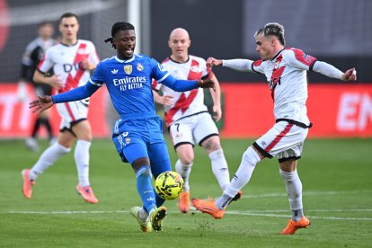 Pep Chavarría (27) disputando un balón con Camavinga (22).